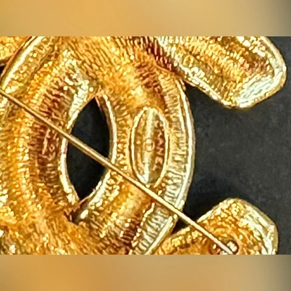 CHANEL Vintage Gold-Tone CC Matelesse Logo Brooch. Authentic, pre-loved. - Picture 4 of 11